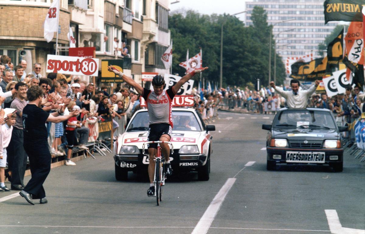 Ludo Fryns rijdt zegevierend over de streep in de Omloop van Groot-Oostende anno 1986. (foto FRO)