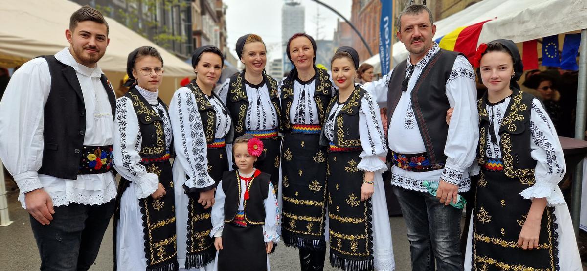 De Roemeens-Roeselaarse dansgroep hoopt dat de Roeselarenaars met hen meedansen tijdens Roeselare Danst op batjeszondag. (gf)