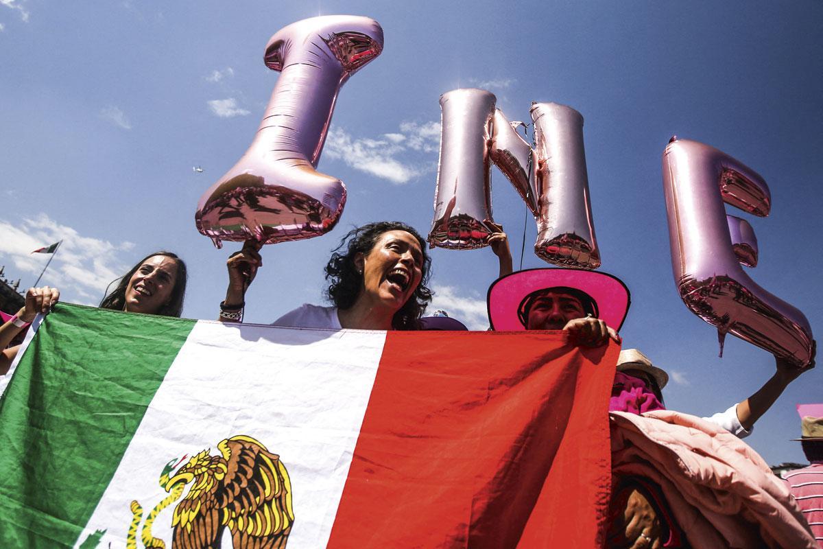 Burgers demonstreren tegen AMLO's plannen met het Instituto Nacional Electoral, een van de weinige instellingen die Mexicanen nog vertrouwen.