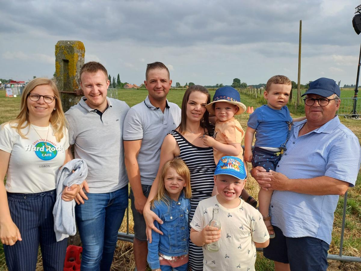 Op de foto zien we Elise bruneel, Arno Vanthournout, Matthieu Vanthournout, Jolien vmVerbrigghe, Lars vanthournout, Milan Waeyaert, Frans Vanthournout. Onderaan zien we Lara Vanthournout en Matteo Waeyaert.