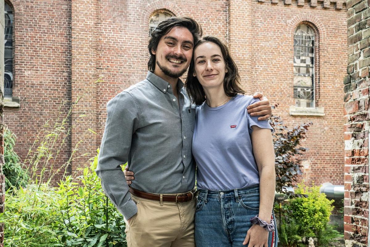 Tomás Sandoval en Lisa Vereecke op hun terrasje met uitzicht op de Sint-Amandskerk.