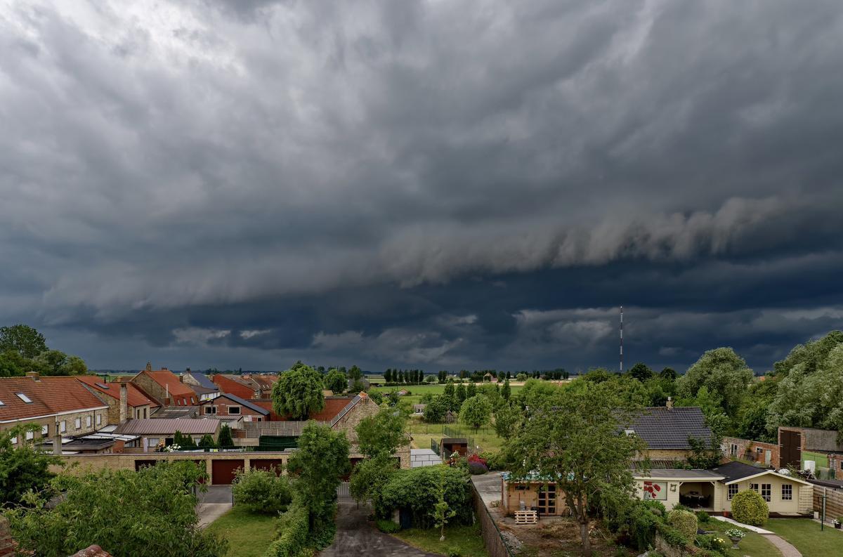 Donkere wolken boven Houtem bij Veurne.