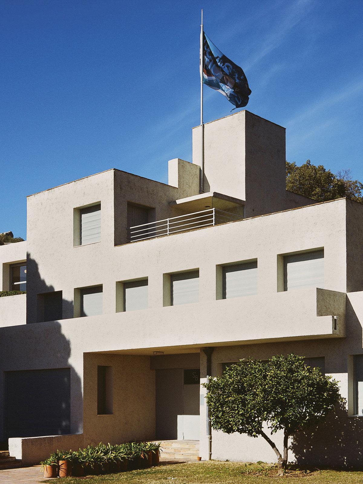 Villa Noailles, het eerste gebouw van Robert Mallet-Stevens, heeft kubusvormige volumes, typisch voor het modernisme.