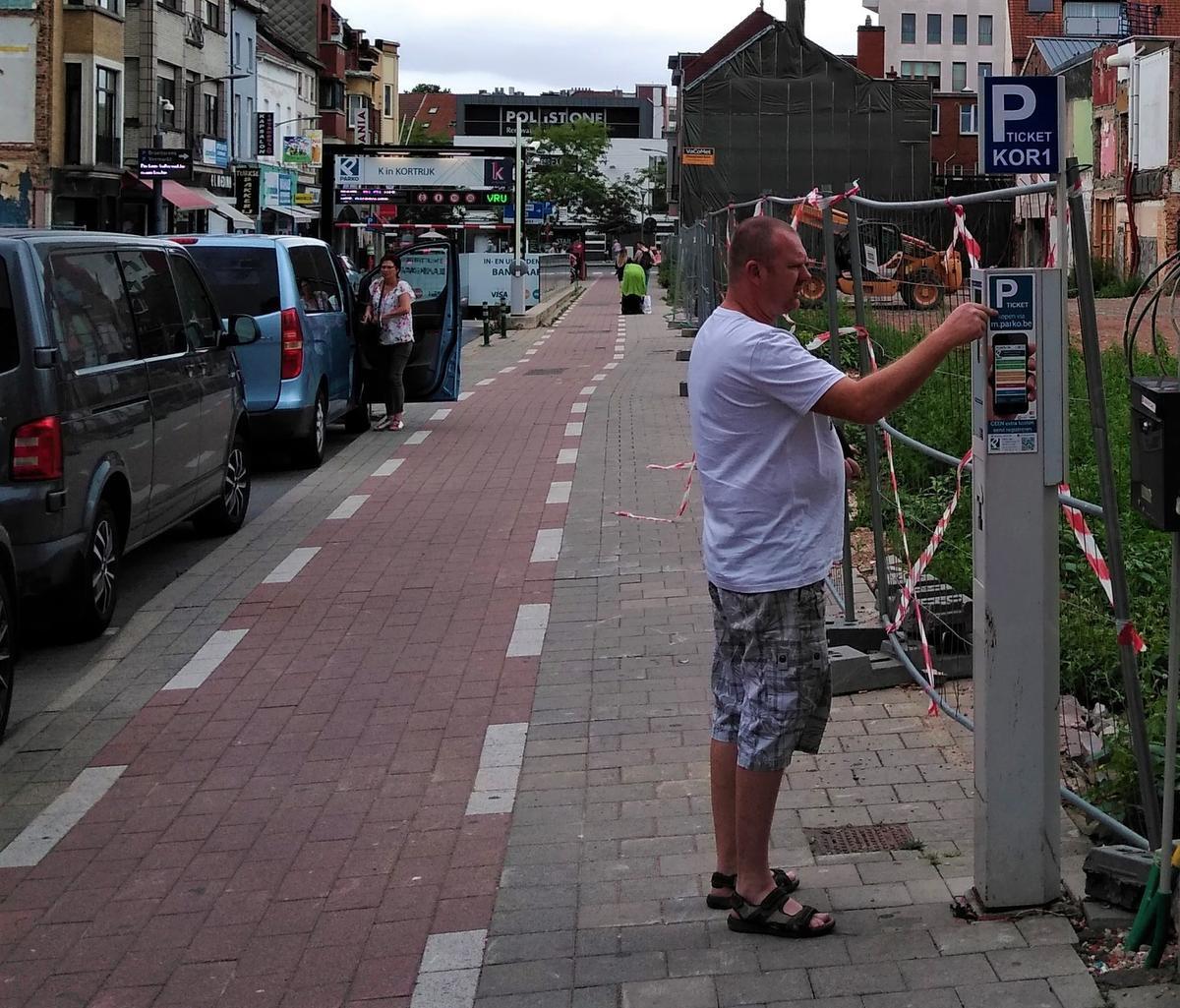 Parkeren Blijft In Kortrijk Voorlopig Gratis, Er Komt Gedoogperiode Na ...