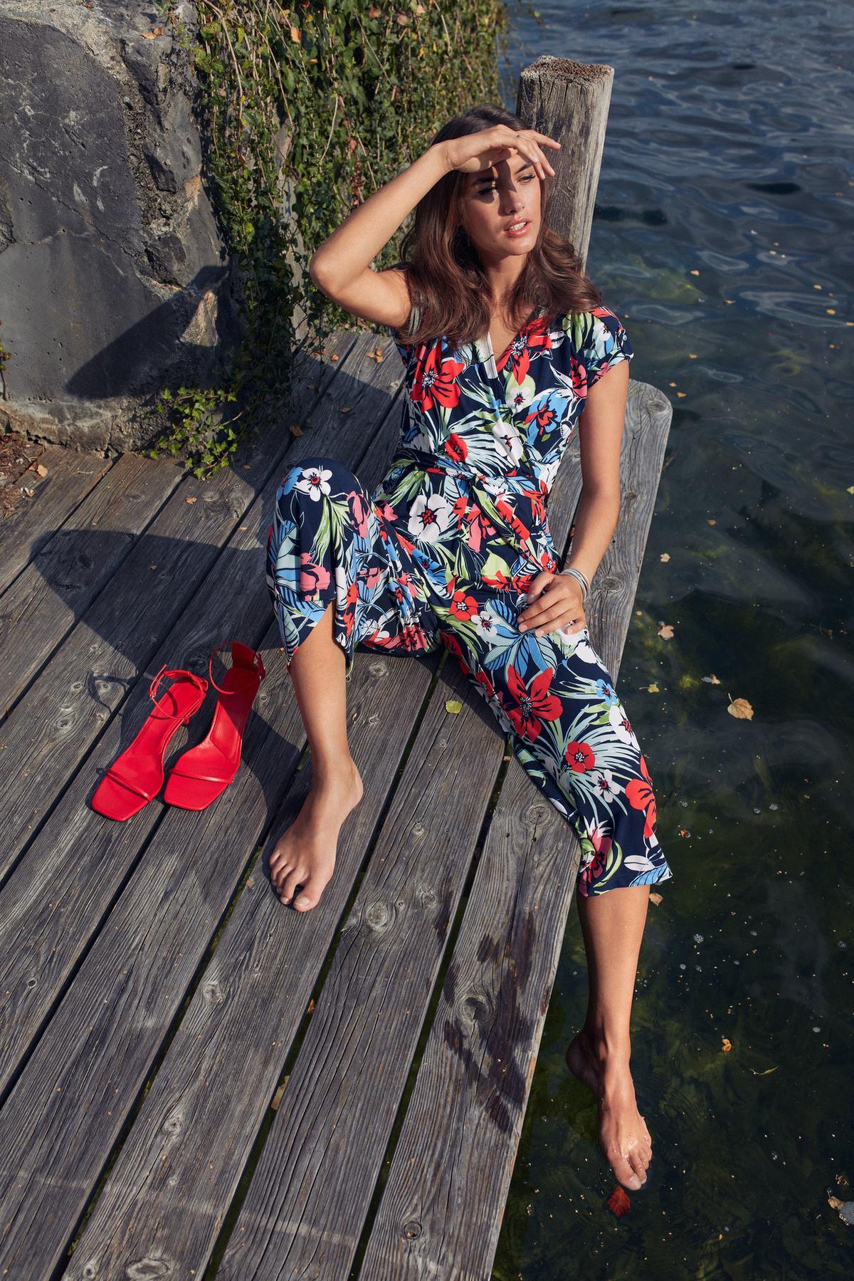 Met een jumpsuit kom je overal weg, van een tuinfeest tot een relaxte vakantie (99,99 euro), van Betty Barclay.© Betty Barclay