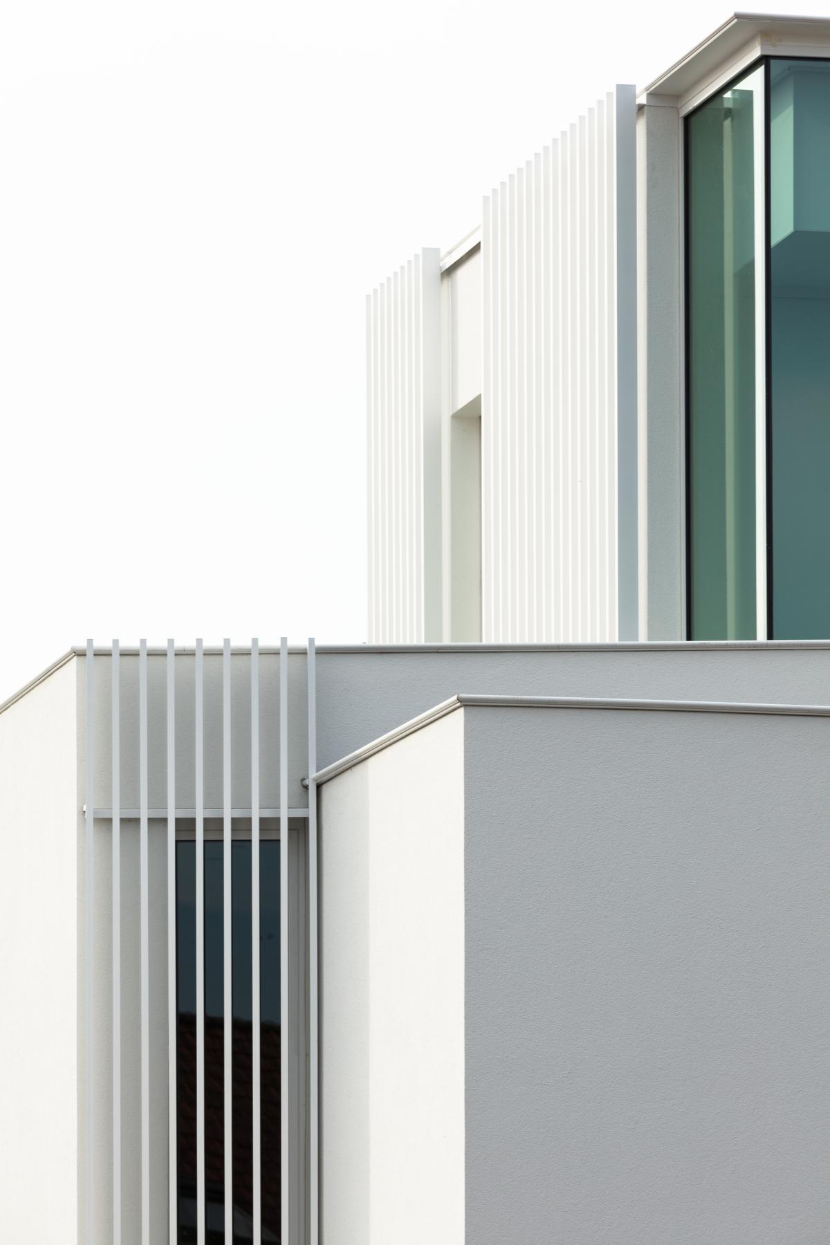 Strategisch gekozen glaspartijen geven de bewoners zicht op de omgeving, zonder inkijk van passanten.©Annick Vernimmen 