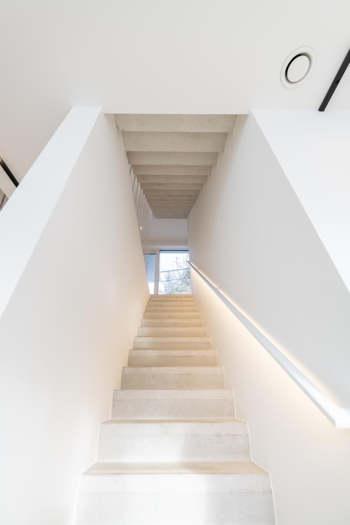 De betonnen trap in één stuk in de woning plaatsen, bleek een huzarenstukje.©Pieter Clicteur 