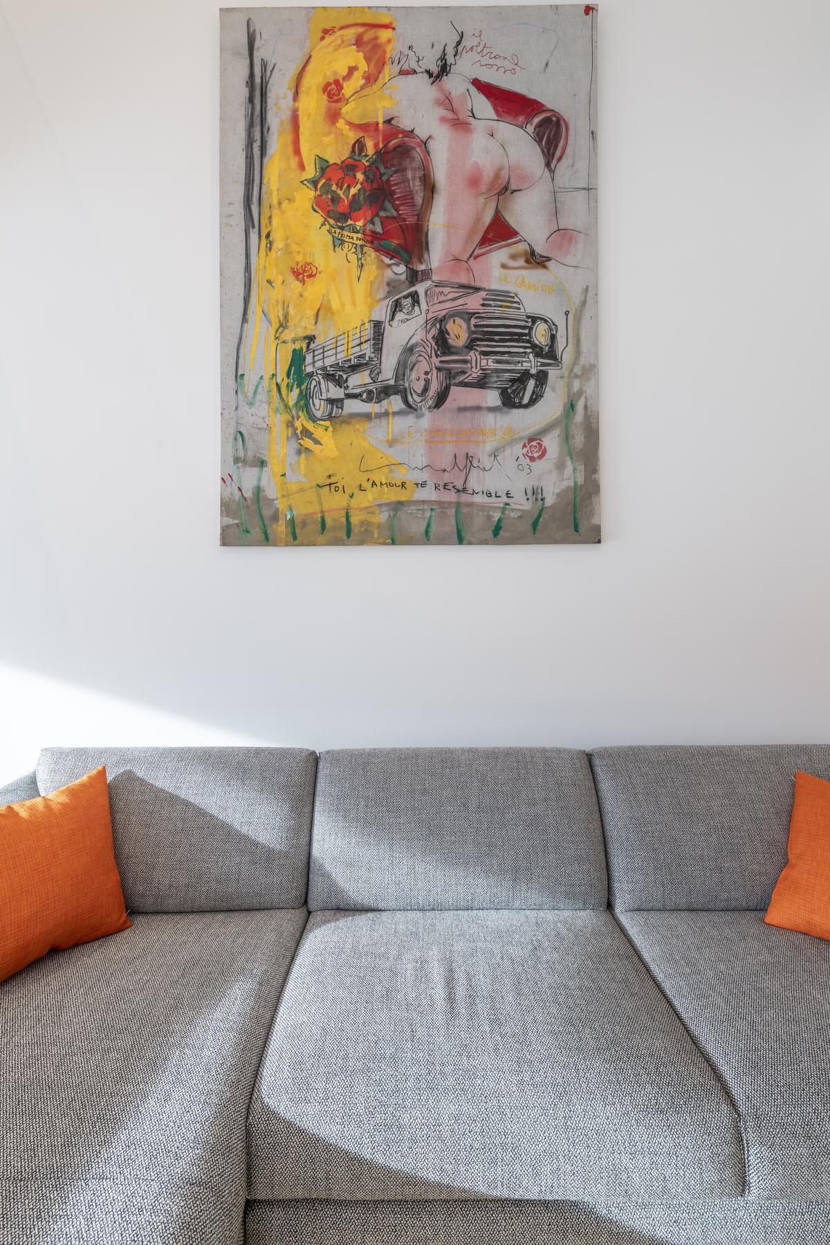 Kunst in bruikleen aan de muur in de woonkamer.©Pieter Clicteur 