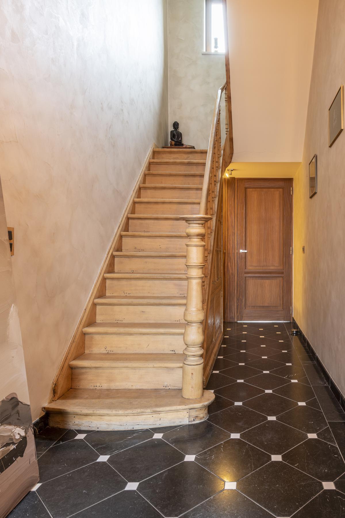 Kathleen was meteen verliefd op de authentieke tegels in de gang en de houten trap.© Pieter Clicteur