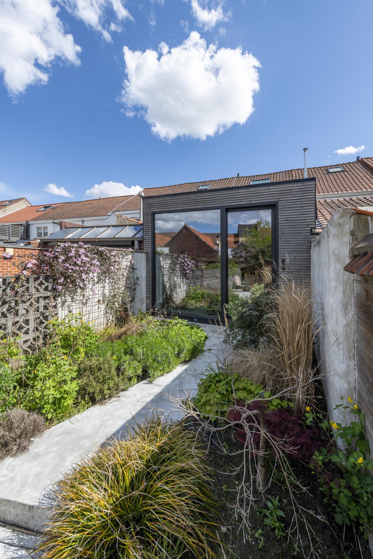 Het terras loopt gewoon door in de tuin om er optimaal van de zon te kunnen genieten.© Pieter Clicteur