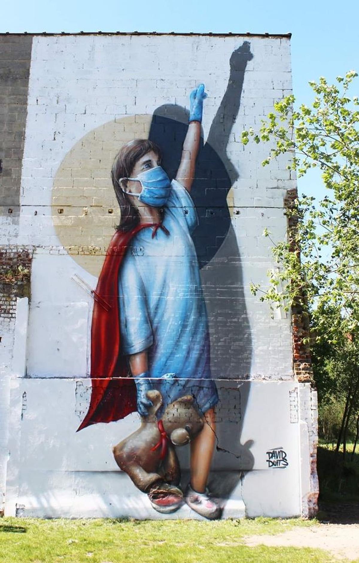 Graffitikunstenaar maakt eerbetoon aan de coronahelden van de zorg - KW.be