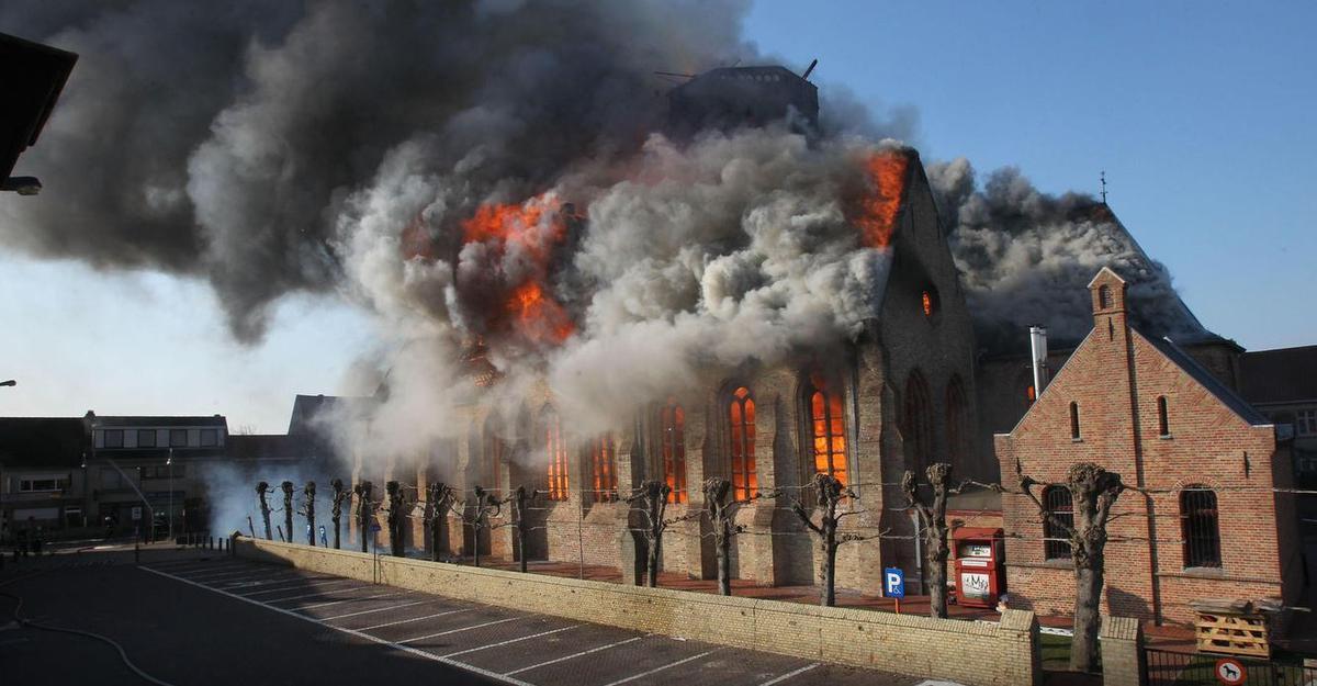 Tien jaar na de fatale brand in de Sint-Niklaaskerk in Westkapelle: “Het was zo heet dat al onze kop