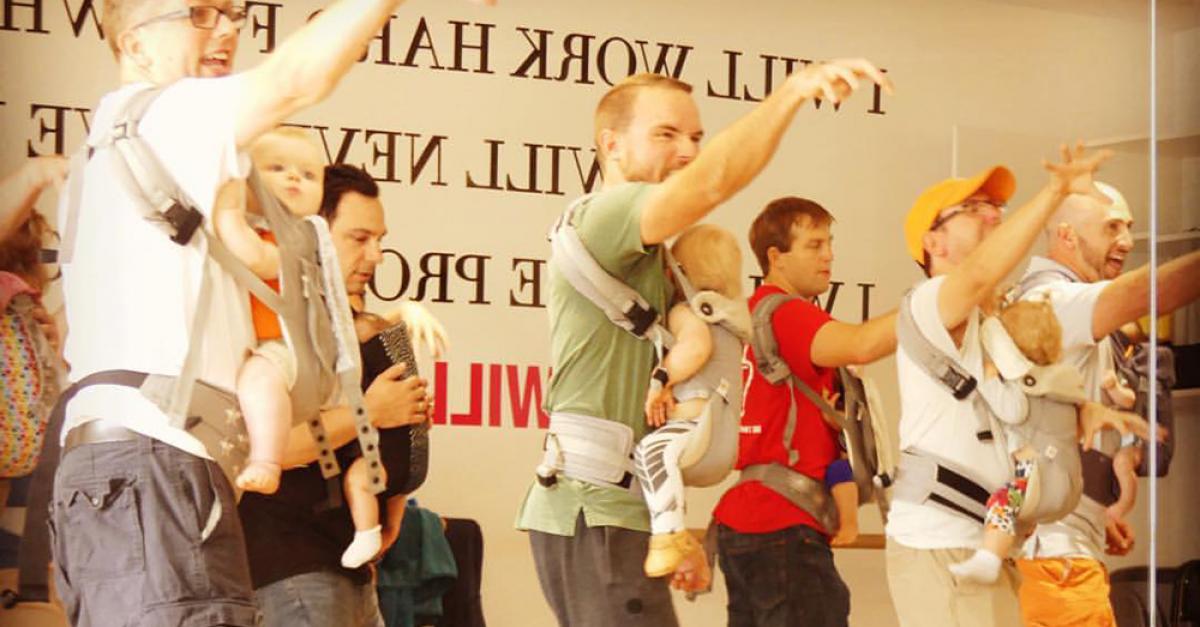 VIDÉO on craque pour ces papas qui dansent avec leur bébé