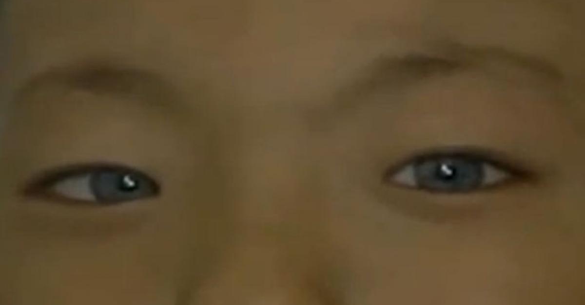 Un Enfant Chinois Aux Yeux De Chat