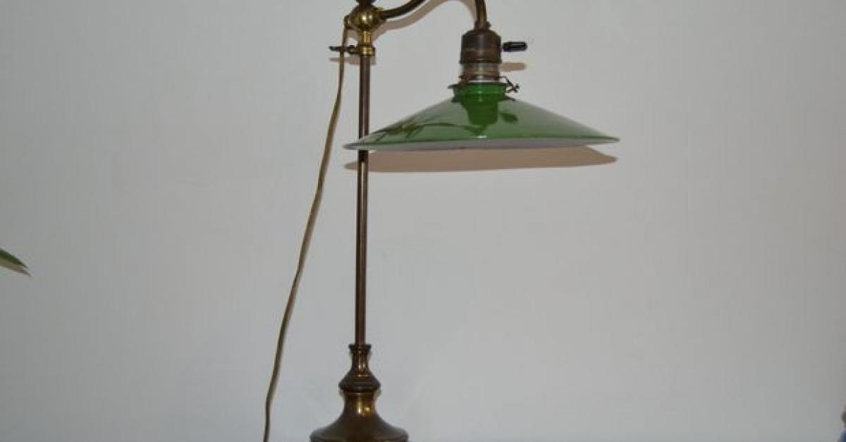 ambulance Bekritiseren Kerkbank Enig idee hoe oud deze antieke bureaulamp is?