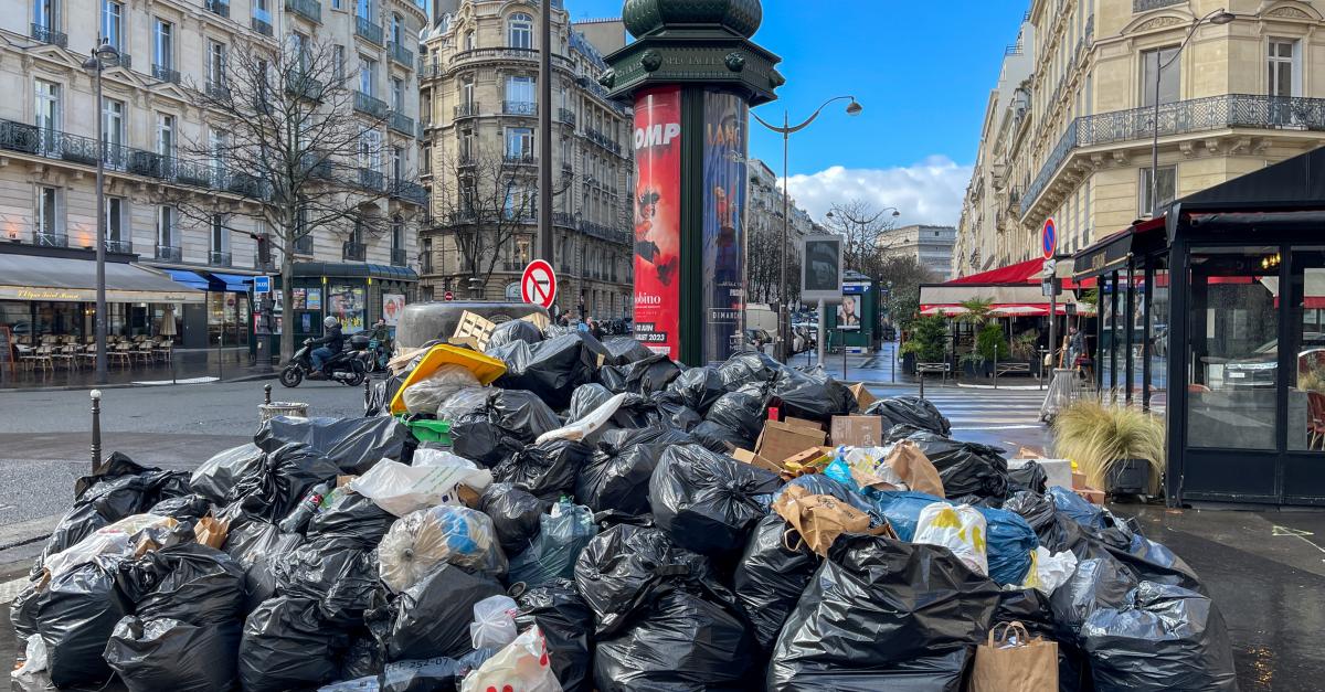 En images: Paris, capitale touristique mondiale, engloutie sous les  poubelles