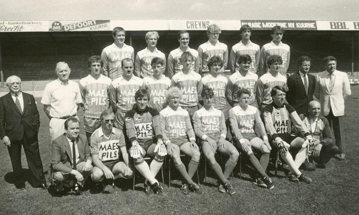 De ploegfoto van KV Kortrijk in het seizoen ‘85-’86 met vooraan Gerrit Evenepoel, Patrick Himpe, Maxime Vandamme, Dominique Lemoine, Damir Desnica en Luc Vanderschommen. Middelste rij Lucic, Frank Mariman, Dirk Duyck, Didier Quain, Michel Derouck en Dimitri Davidovic. Achteraan Gizze Vergote, Luc Bourgeois, Dirk Destorme, Hein Vanhaezebrouck, Claude Verspaille en Nico Brouckaert.