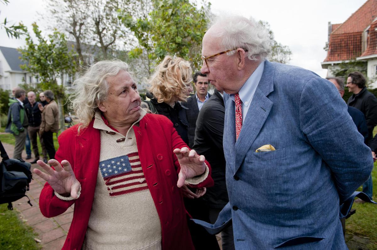 Samen met Panamarenko tijdens de inhuldiging van de 'Wuivende Krabben - Dansend Ensemble met Draaikolk en Fontein'.© BELGA