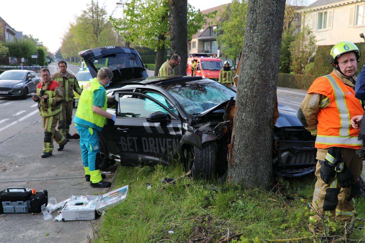 Auto Met Vijf Inzittenden Knalt Tegen Boom: Twee Slachtoffers In ...