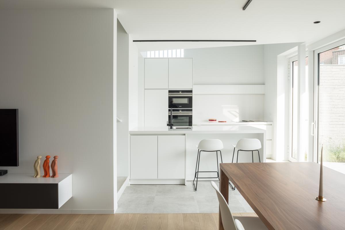 Woon-, kook- en eetgedeelte vormen een harmonieus geheel.©Annick Vernimmen 