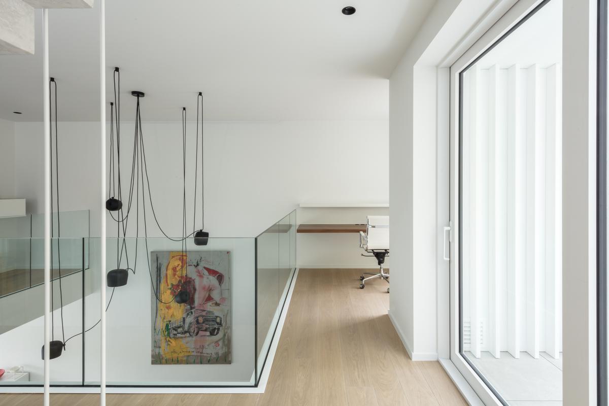 De werkplek op de eerste verdieping staat in verbinding met de woonkamer.©Annick Vernimmen 