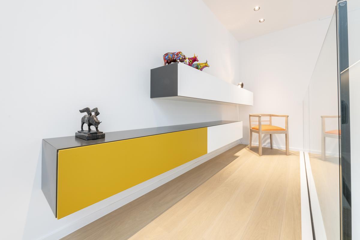 Kleuraccenten doorbreken de strakke vormgeving in de woning.©Pieter Clicteur 