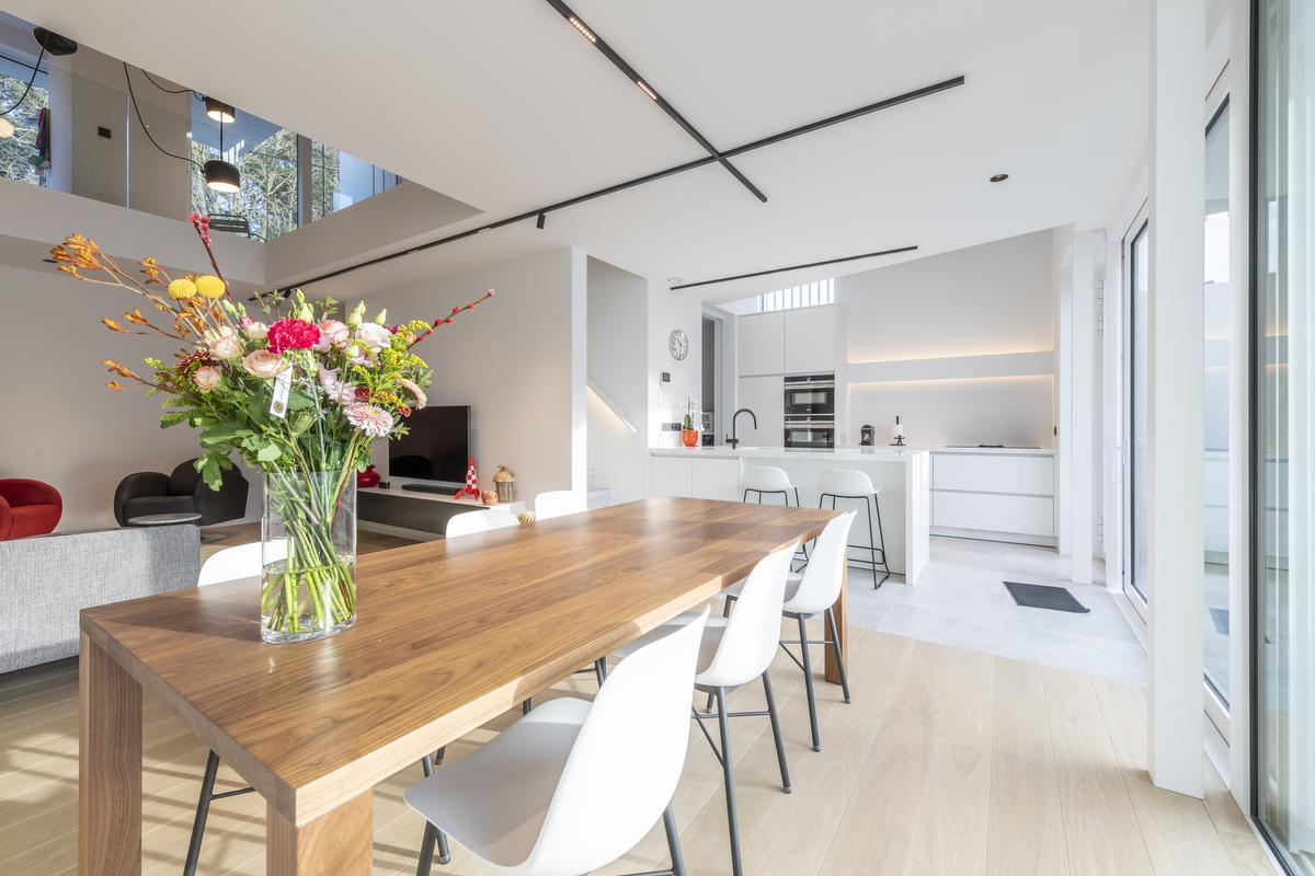 Het woon-, kook- en eetgedeelte lopen naadloos in elkaar over.©Pieter Clicteur 