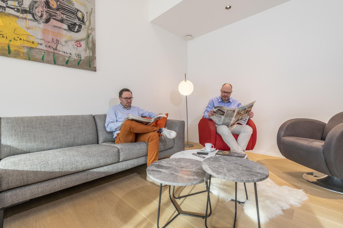 Stefaan en Bart verzoenden licht en ruimte met een uitgesproken gevoel van geborgenheid in hun nieuwe woning in de Roeselaarse stadsrand.©Pieter Clicteur 