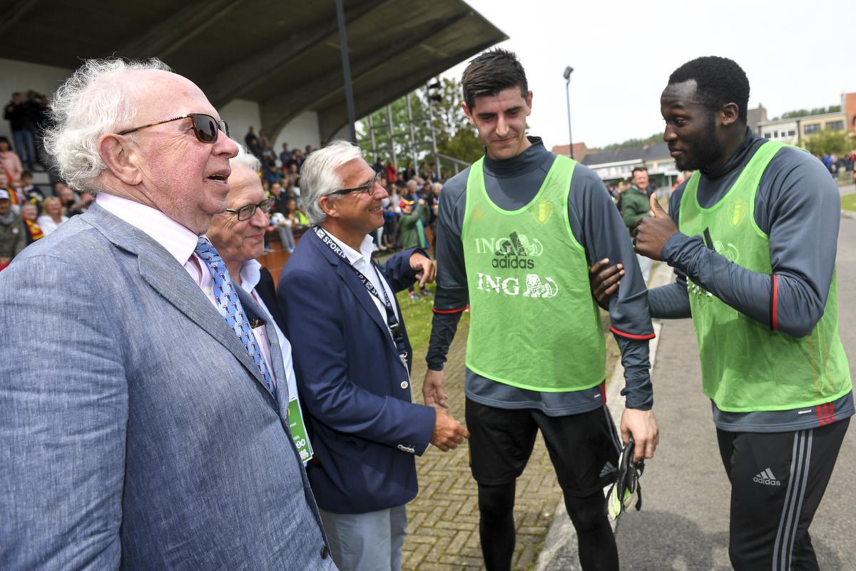 Samen met Thibaut Courtois en Romelu Lukaku tijdens een trainingssessie van de Rode Duivels in Knokke-Heist in 2016.© BELGA