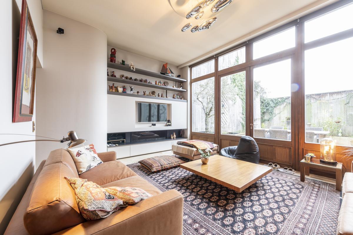 De zorgvuldig uitgekozen reissouvenirs geven de woning persoonlijkheid en warmte.© Pieter Clicteur