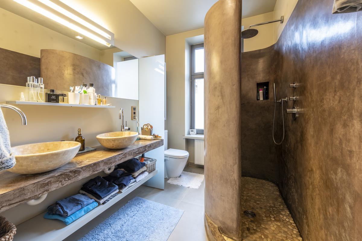 De natuurlijke kleuren en materialen brengen rust in de badkamer.© Pieter Clicteur