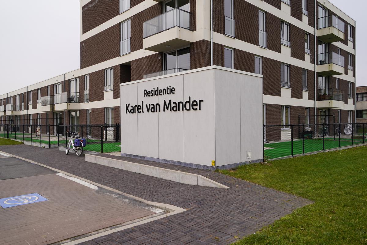 Wachten op fietsenstalling bij residentie Karel van Mander