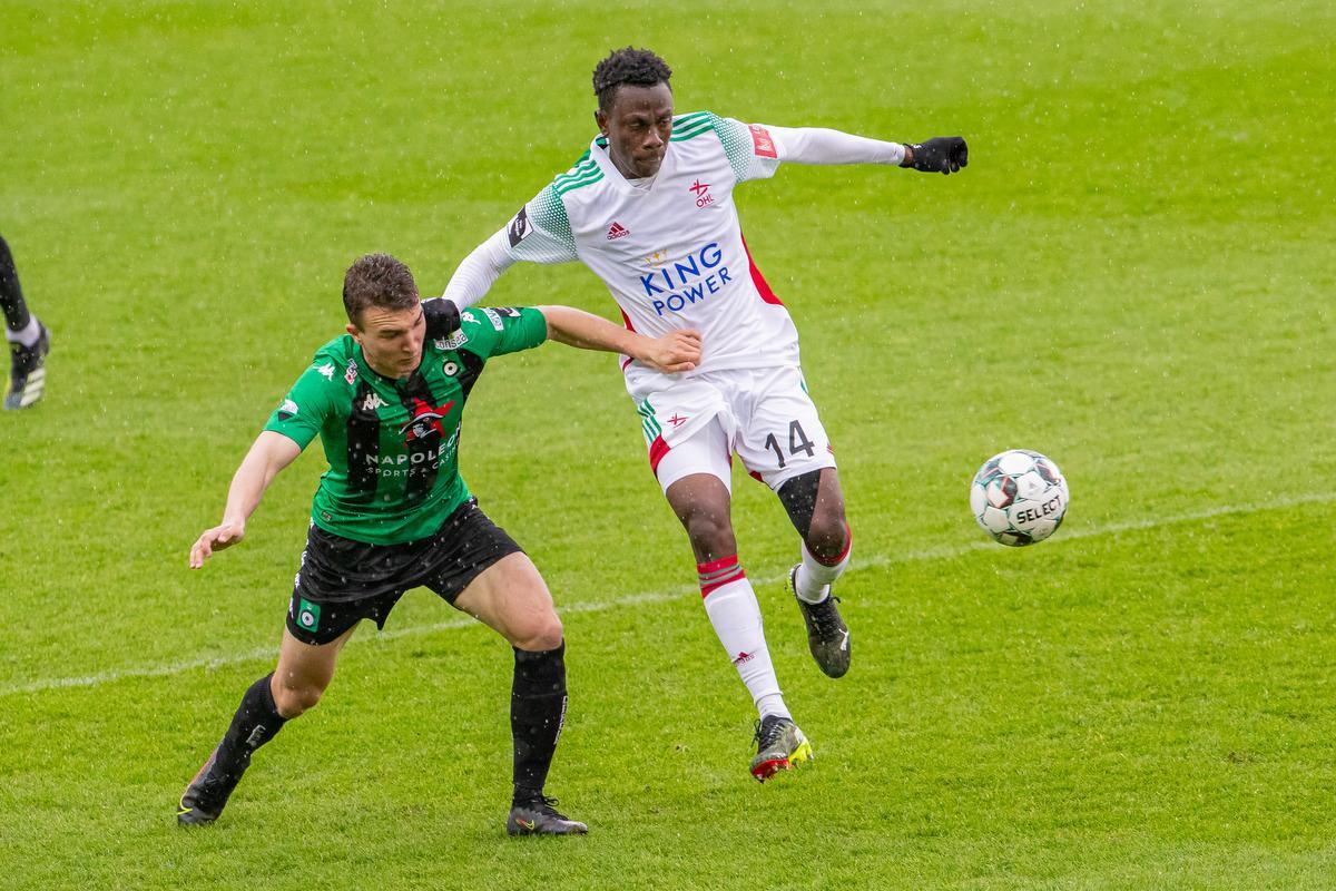 Kamal Sowah (OHL) en Robbe Decostere (Cercle)©KURT DESPLENTER BELGA