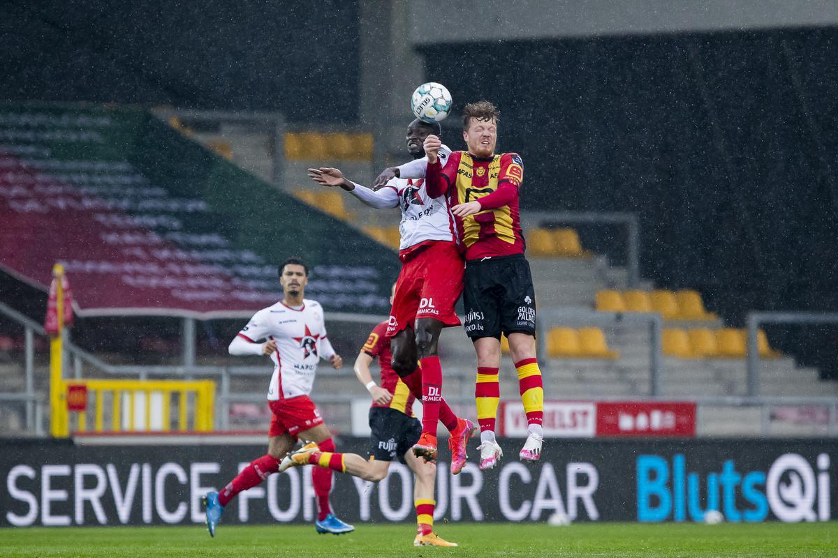 Ibrahima Seck in duel met Mechelse Ferdy Druijf.©KRISTOF VAN ACCOM BELGA
