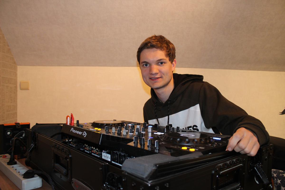 Robin (21) uit Olsene wint DJ-battle op Qmusic - KW.be