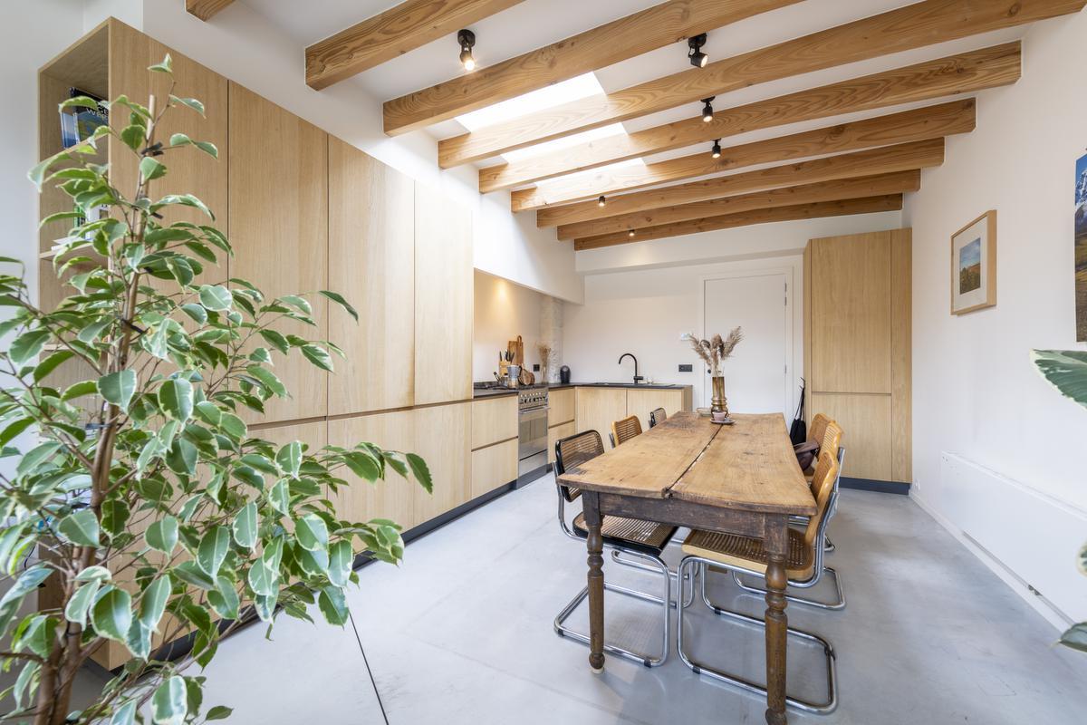 De stevige houten tafel die ze zelf opknapten is het pronkstuk in de keuken.© Pieter Clicteur