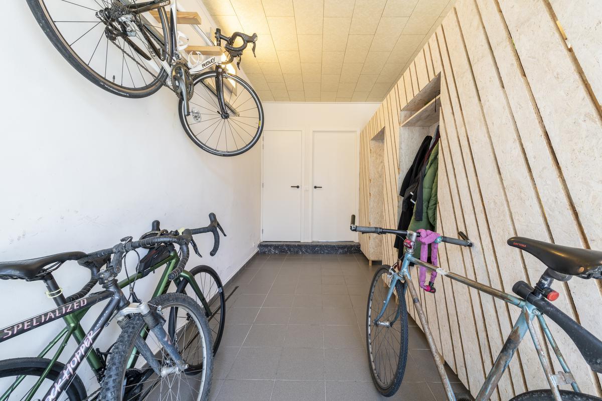De oude garage is nu een handige opbergruimte met houten mobiele wand voor onder meer de fietsen, jassen...© Pieter Clicteur
