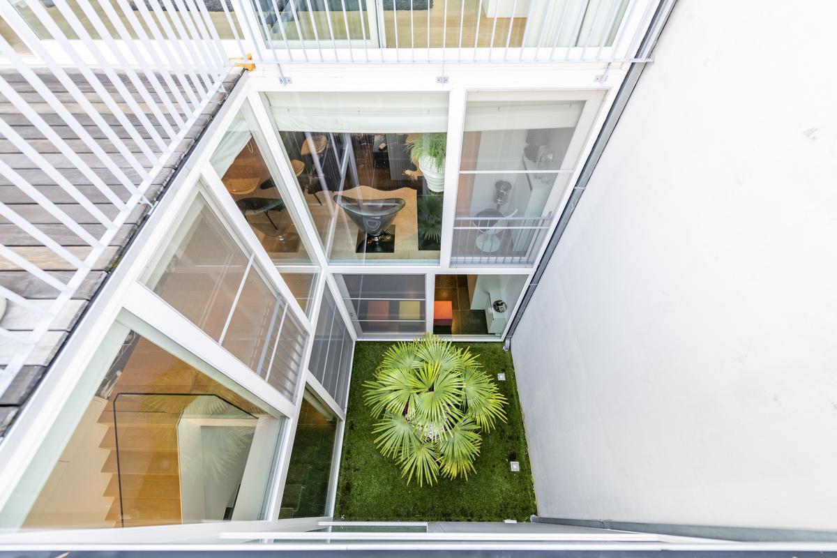 De loft is strak en modern ingericht met hier en daar groene accenten die rust brengen.© Pieter Clicteur