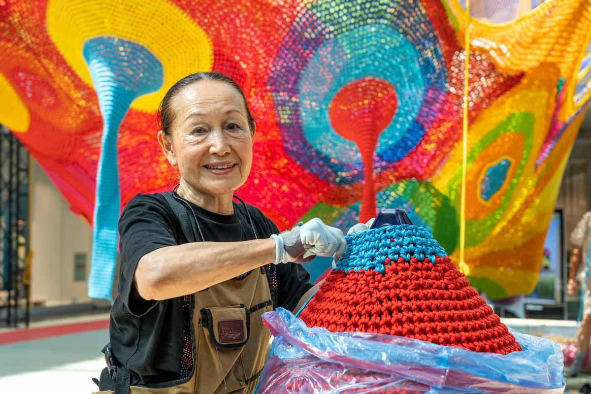 Japanse kunstenaresToshiko MacAdam(81) bouwt zelf haar werk voor