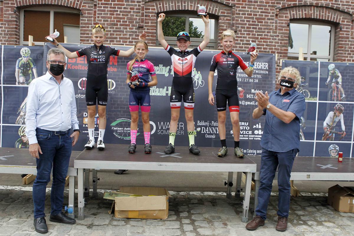De U11 jongens: 1. Brent Biesbroeck, 2. Wannes Descan, 3. Boyan Vandenbroucke; bij de meisjes: 1.Valentina Vantomme.© Foto Coghe