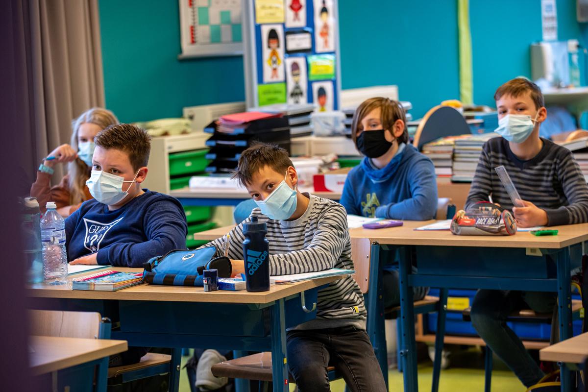 Kinderrechtencommissaris: 'Versoepel Mondmaskerplicht Voor Jonge Kinderen'