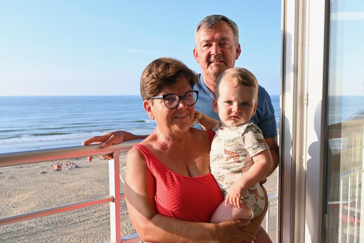 Gewezen Leerkracht Brengt Al 50 Jaar Zijn Vakantie In Koksijde Door Nu De Kleinkinderen Laten