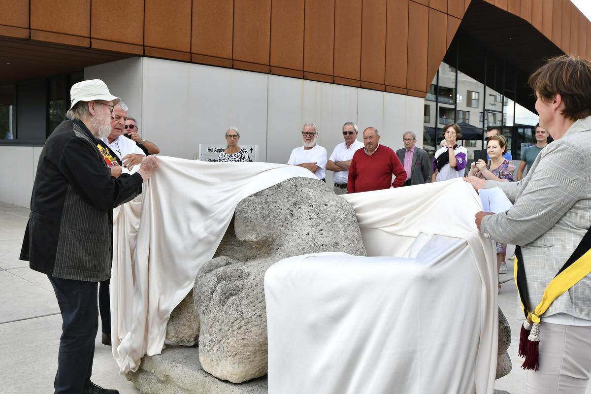 Meens ereburger Willem Vermandere onthult beeld én panoramakader KW be