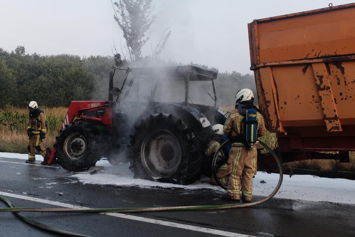 Tractor in brand in Veurne KW.be