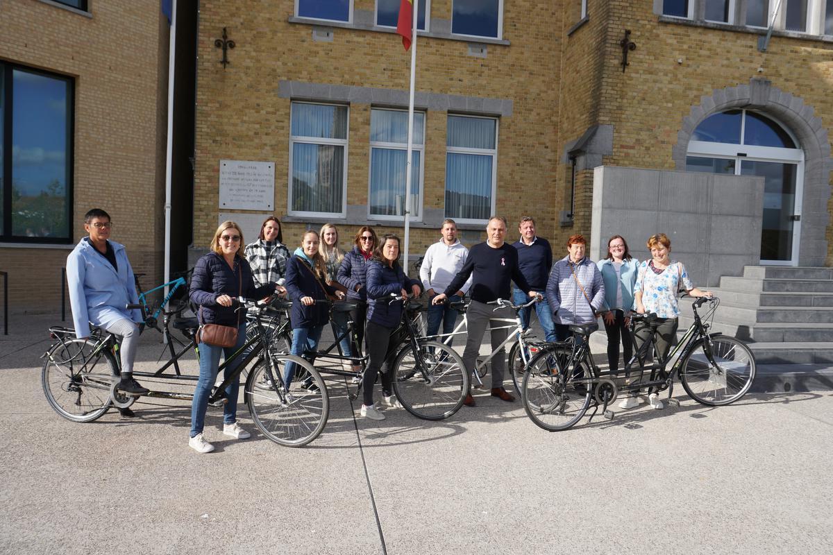Il personale Langemark-Poelkapelle pedala con il tandem durante i 10 giorni di salute mentale
