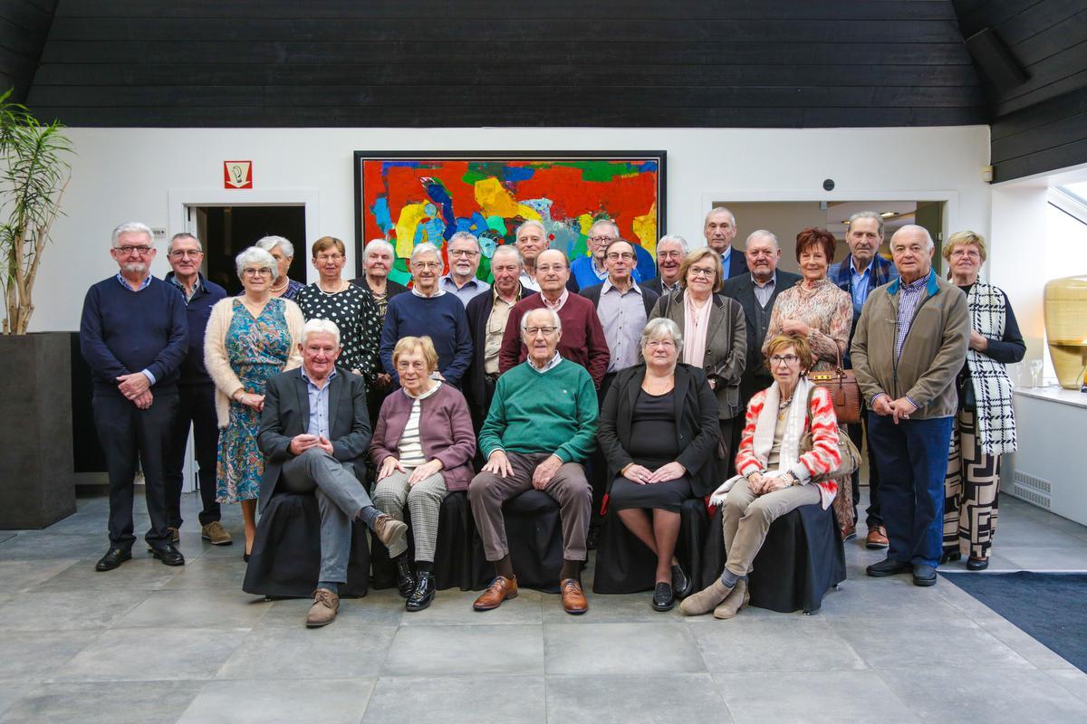 75jarige oudleerlingen lagere school in Loppem heffen het glas KW.be