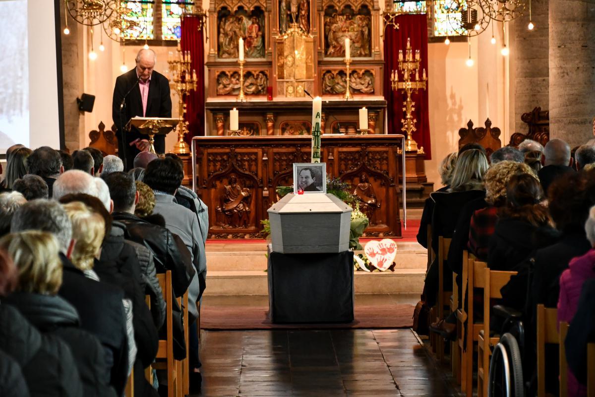 Emotioneel Afscheid Van Geliefde Dorpsslager Rik 59 In Beernem KW Be