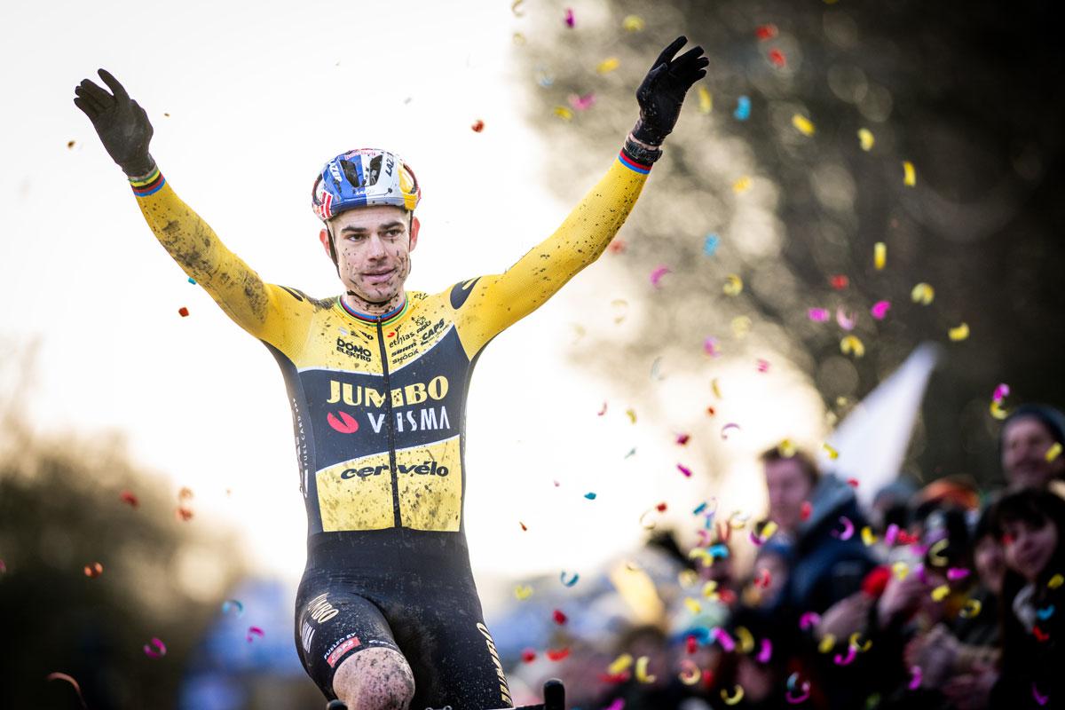 Wout van Aert soleert naar overwinning in Hamme Sport/Voetbalmagazine Wout van Aert soleert naar overwinning in Hamme Sport/Voetbalmagazine