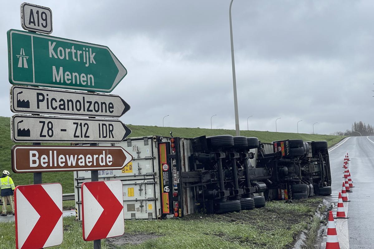 Oprit Autosnelweg Tijdje Afgesloten Door Gekantelde Vrachtwagen - KW.be