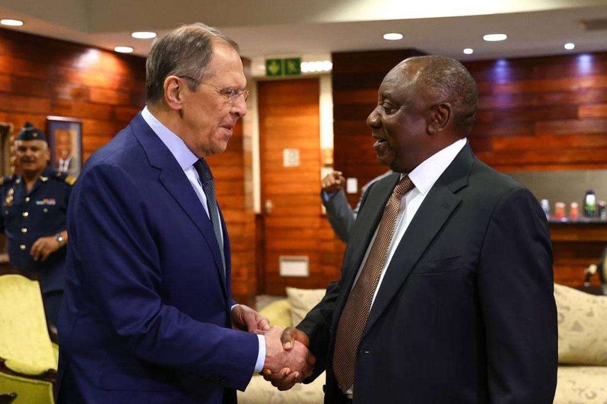 Sergei Lavrov (L) meets South African President Cyril Ramaphosa